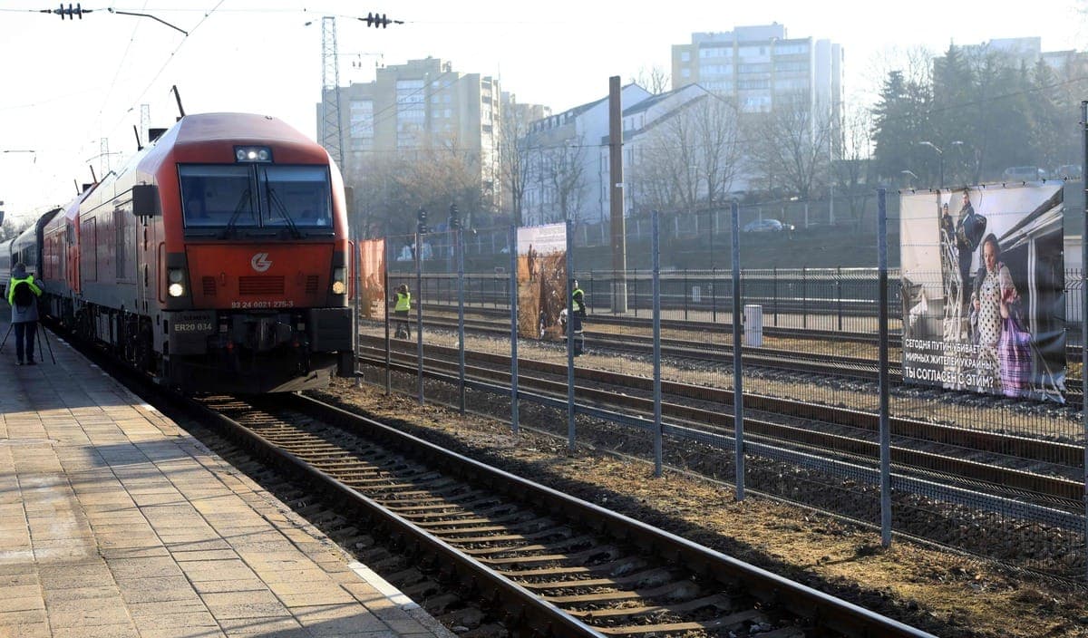 Des photographies de la guerre de la Russie en Ukraine sont exposées dans le cadre d'une exposition à la gare de Vilnius, en Lituanie, où les trains de transit de Moscou à Kaliningrad font une escale.