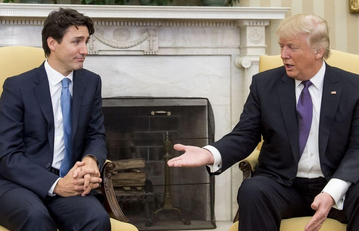 Justin Trudeau et Donald Trump auraient eu une conversation au sujet du tracé de la frontière en février dernier. Les deux dirigeants photographiés ici durant une réunion en 2017.