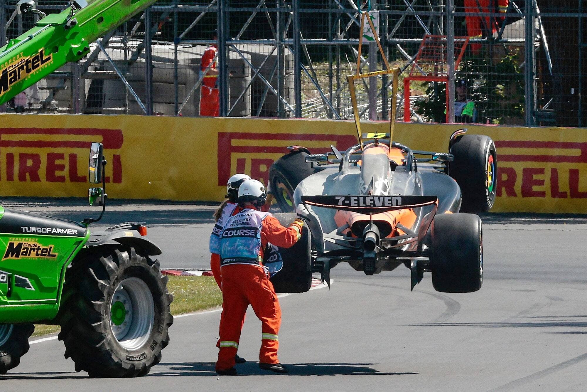 La McLaren de Lando Norris a dû être évacuée de la piste, dimanche, lors du Grand Prix de Formule 1 du Canada à Montréal.