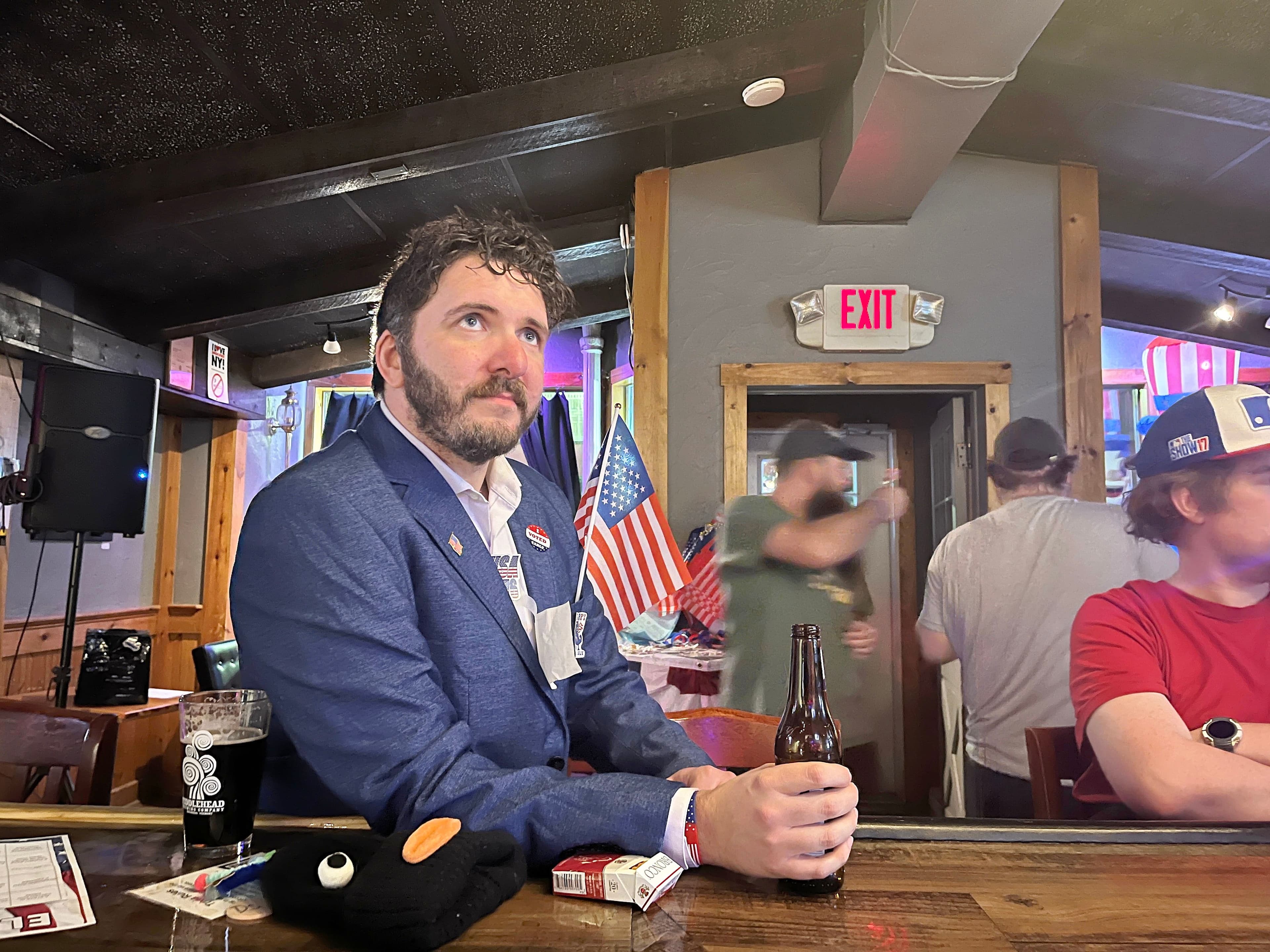 Keith Pidgeon avait le cœur brisé en agitant son petit drapeau américain, hier soir, dans un bar de Plattsburgh.