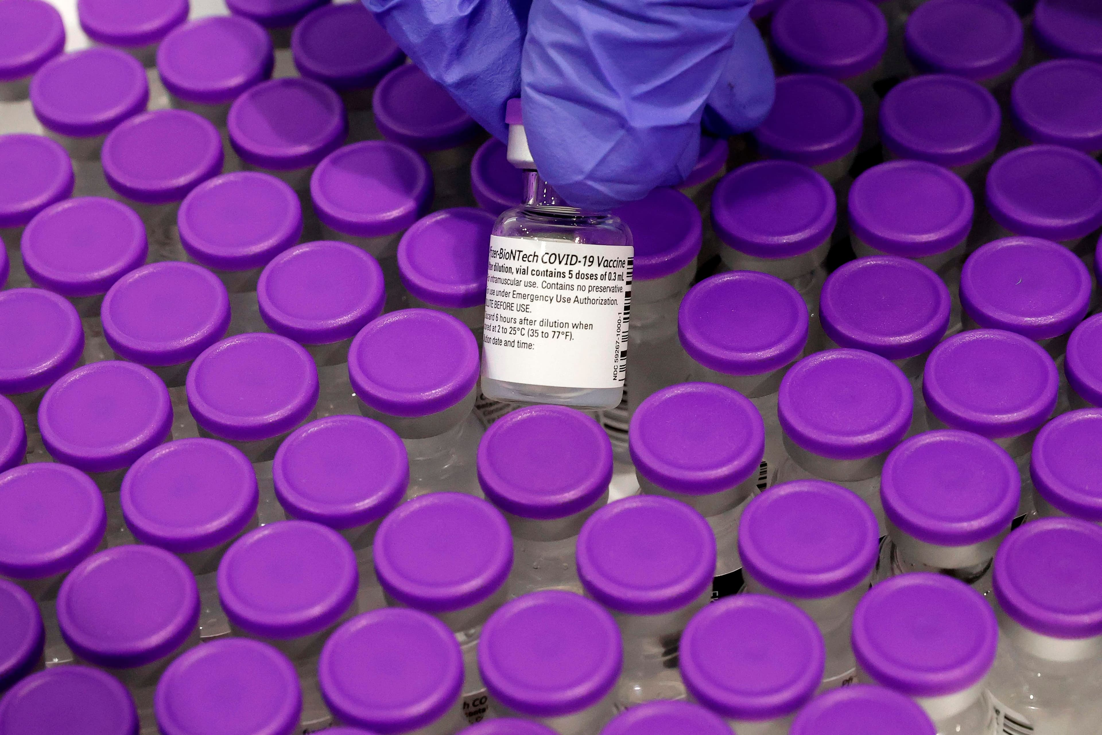 Un travailleur de la santé prépare des doses de vaccins de Pfizer/BioNTech à Tel Aviv en Israël le 31 décembre 2020.