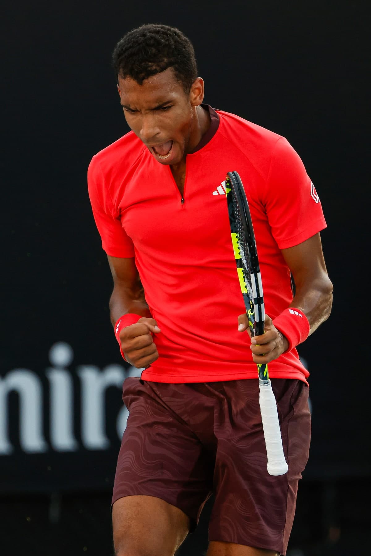 Félix Auger-Aliassime célèbre après avoir remporté un point aux dépens de Jan-Lennard Struff, au premier tour des Internationaux d'Australie, dans la nuit de dimanche à lundi.
