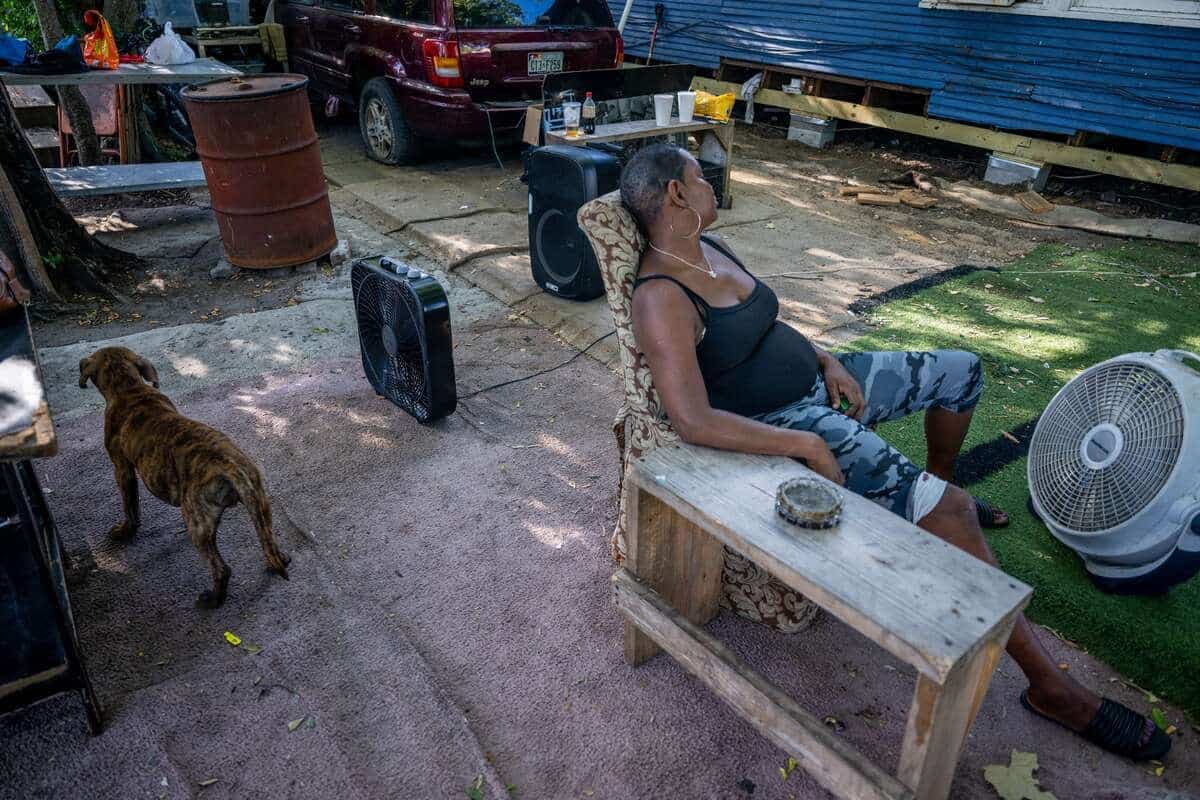 Une femme du Texas tente de se rafraîchir avec un ventilateur à l'extérieur de sa maison, alors que l'État est affligé d'une canicule, le 10 juin 2022.