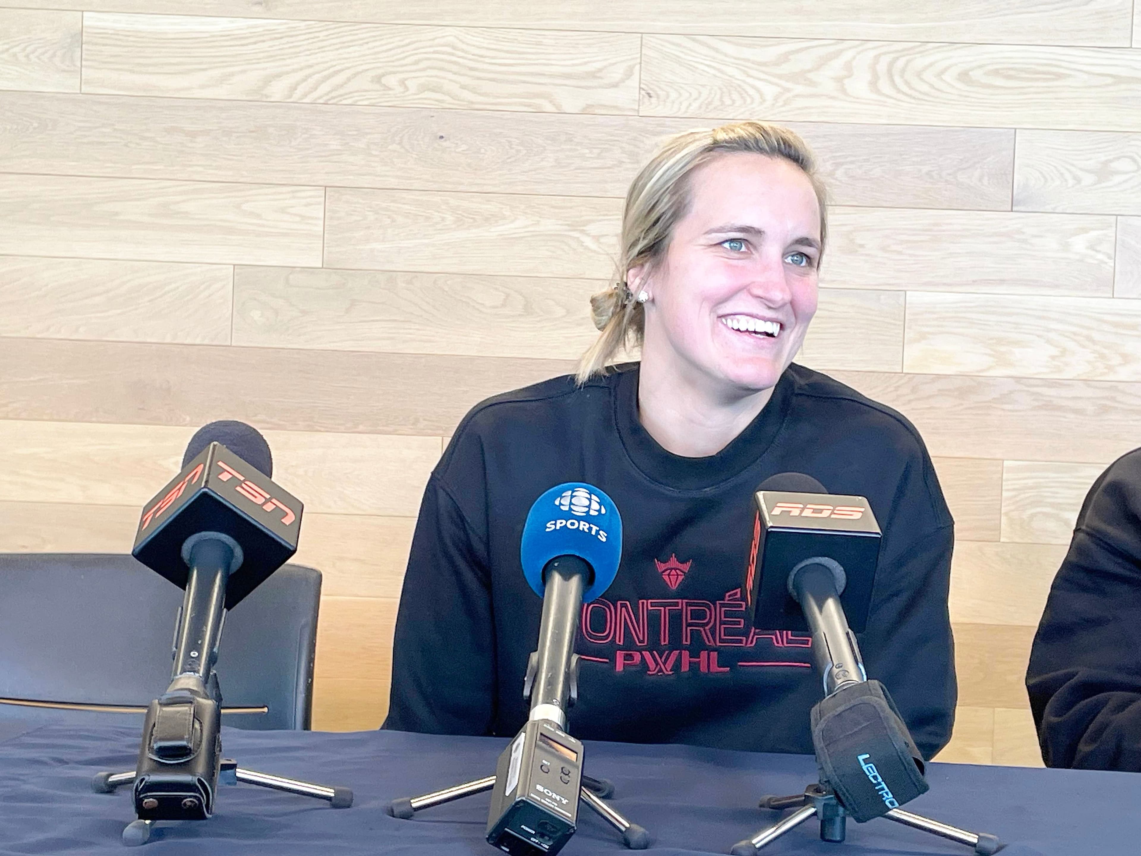 Marie-Philip Poulin lors de la conférence de presse en ouverture du camp d'entraînement de l'équipe de Montréal de la Ligue professionnelle de hockey féminin, mercredi, au Centre 21.02 à l'Auditorium de Verdun.