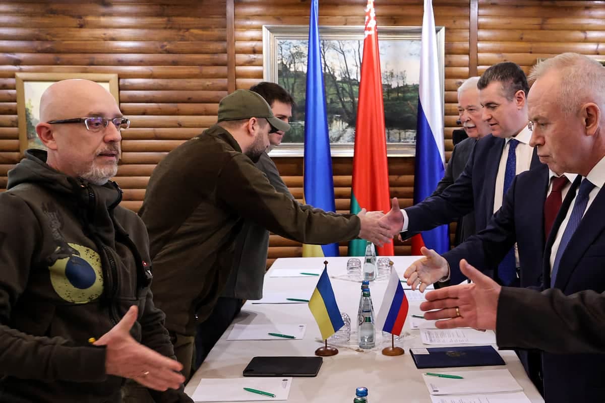 Le ministre ukrainien de la Défense, Oleksii Reznikov (à gauche), serre la main aux négociateurs russes.