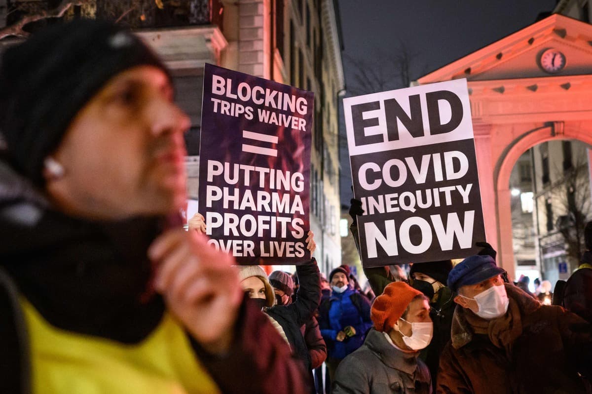 Des manifestants exigent la levée des brevets sur les vaccins contre la COVID-19 lors d'une manifestation à Genève, en Suisse, en novembre 2021. La douzième réunion ministérielle de l'Organisation mondiale du commerce devait aborder la question, mais l'évènement finalement été annulé.