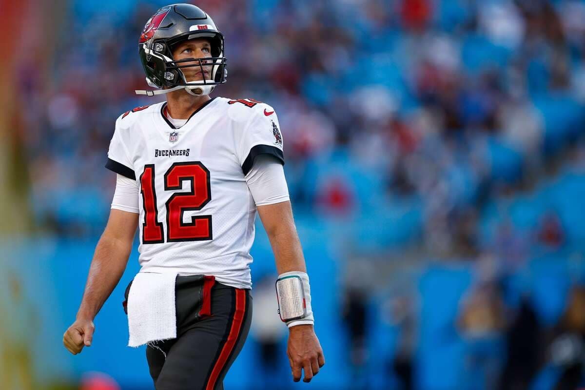 Tom Brady, à 44 ans, est le joueur le plus âgé de l’histoire à mener la ligue à la fois pour les verges (4990) et les passes de touchés (40), mais devra maintenir le rythme sans deux de ses receveurs de premier plan.