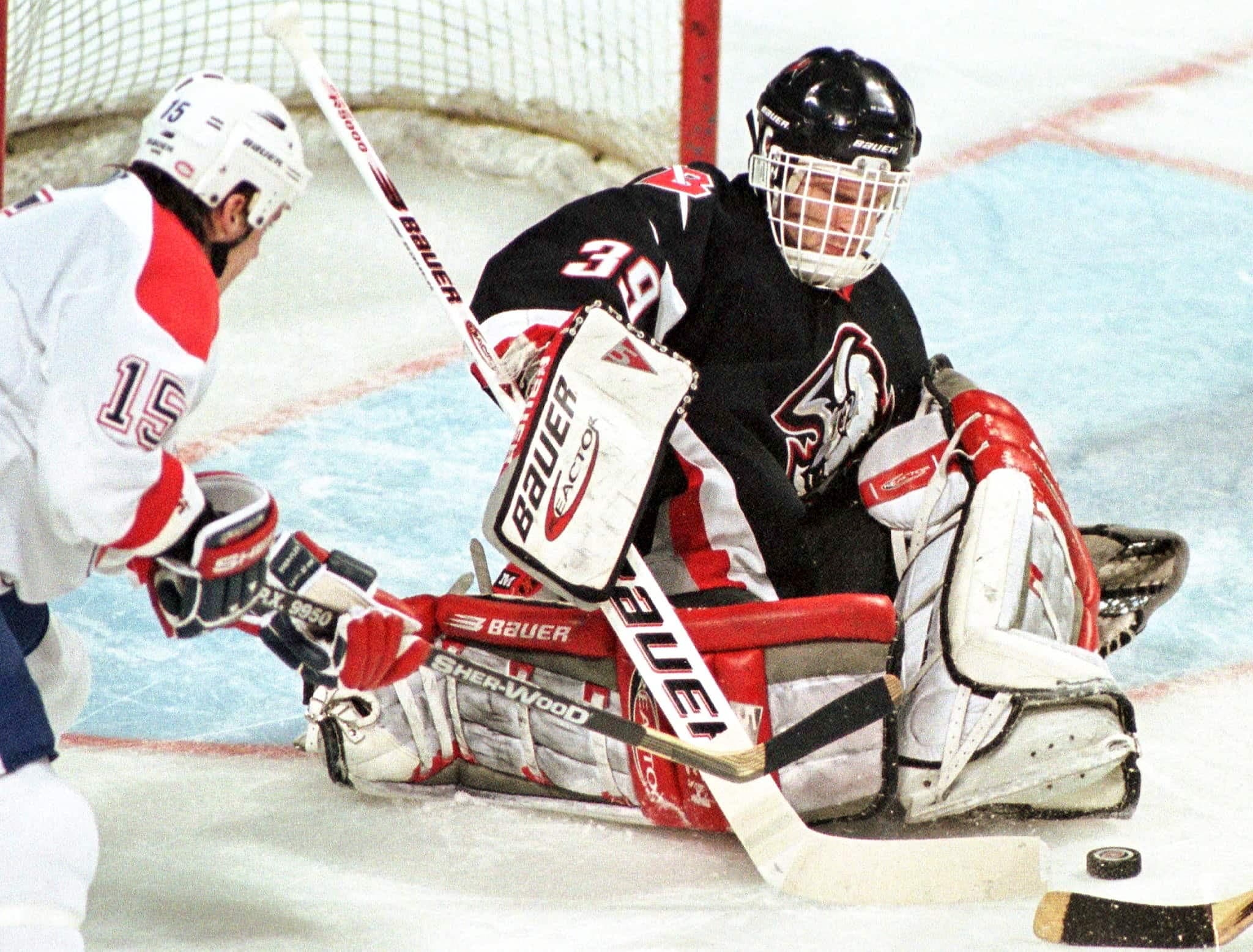 Sur cette séquence, Éric Houde n’avait pas réussi à déjouer le gardien des Sabres de Buffalo Dominik Hasek lors d’un match au Centre Molson, à Montréal, en 1998.