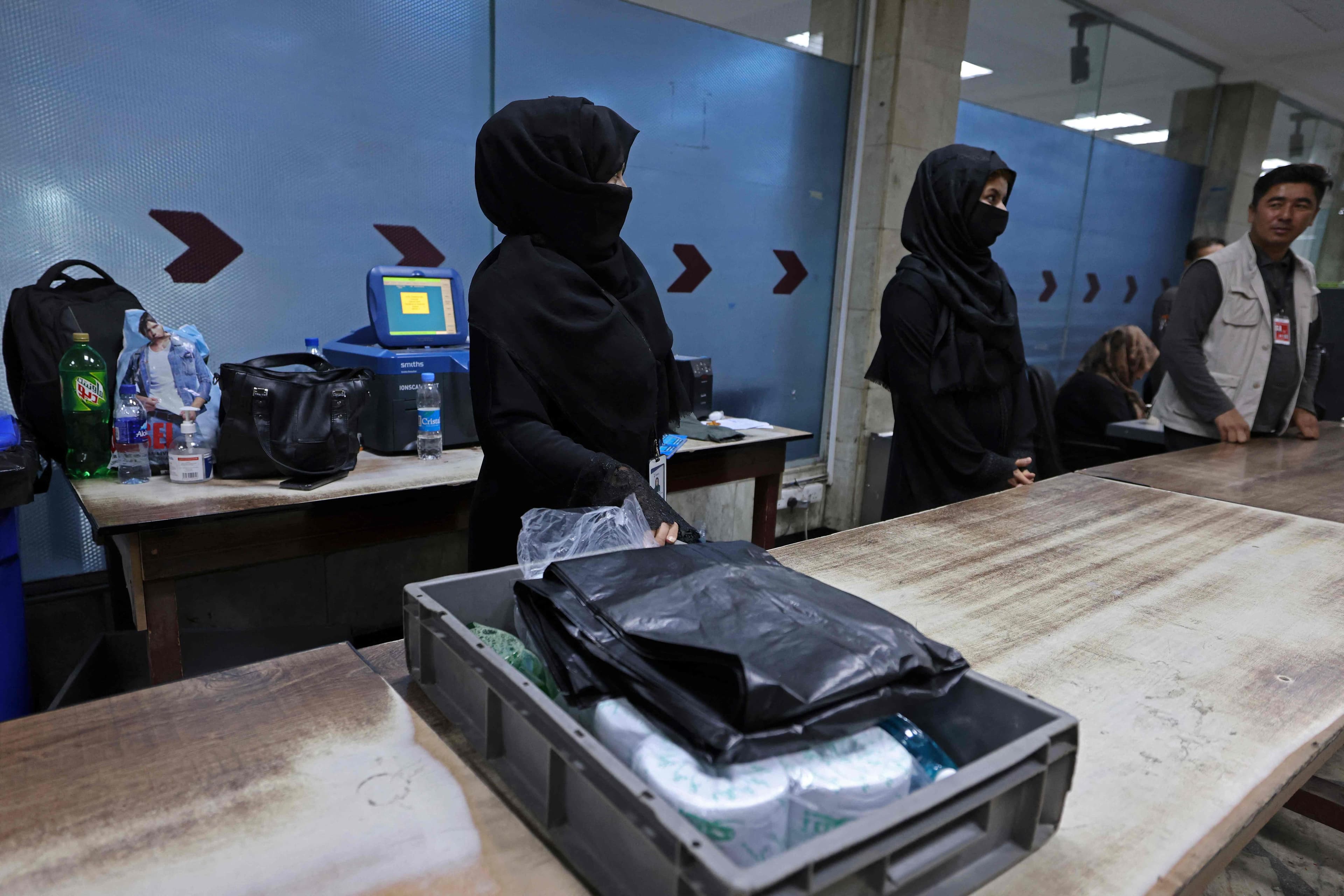 Des quelque 80 femmes qui travaillaient à l'aéroport de Kaboul avant la prise de la ville par les talibans, seulement 12 ont repris leur poste.