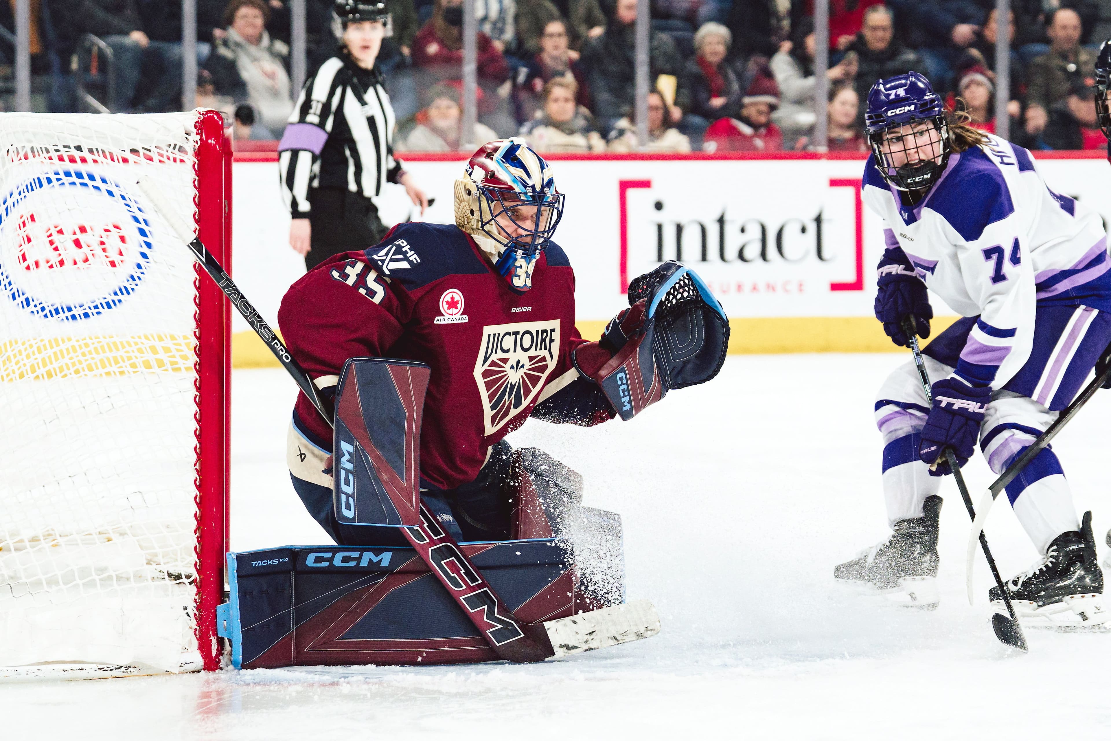 Ann-Renée Desbiens s'est dressée devant Abby Hustler, du Frost du Minnesota, le 1er mars à la Place Bell de Laval.