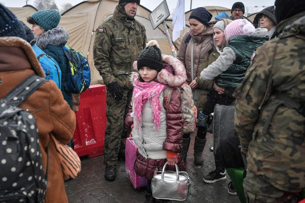 Une enfant ukrainienne à la frontière polonaise, avec d’autres réfugiés qui fuient l’Ukraine.