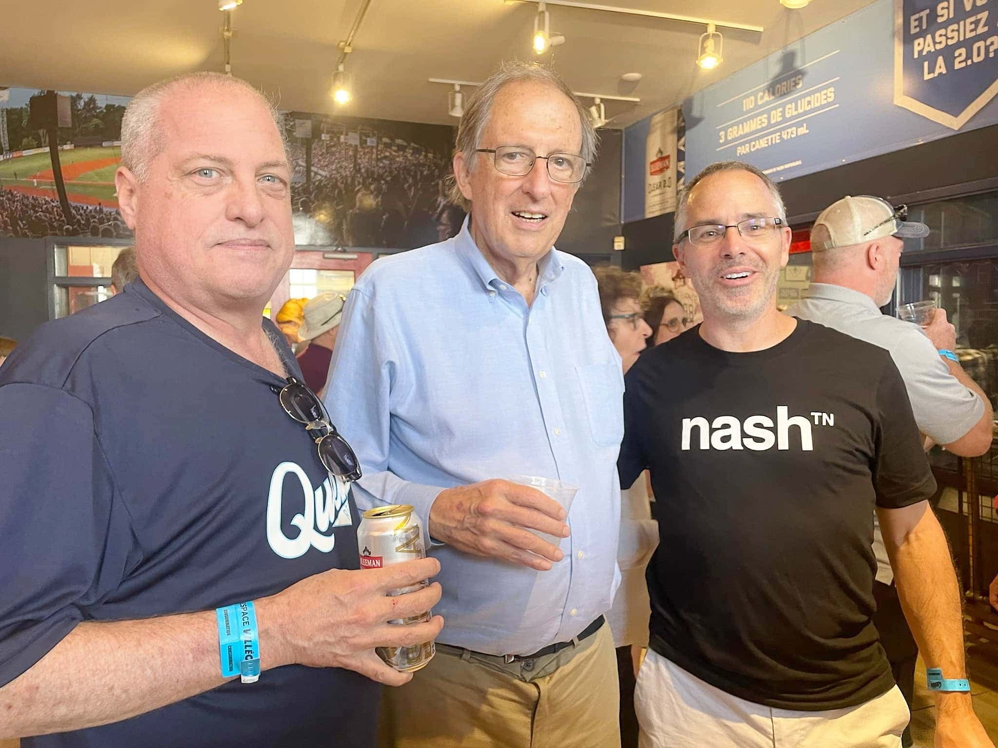 Miles Wolff entouré de Jean-François Côté (à gauche) et d'André Lachance, lors du cocktail célébrant le premier propriétaire des Capitales de Québec, vendredi.