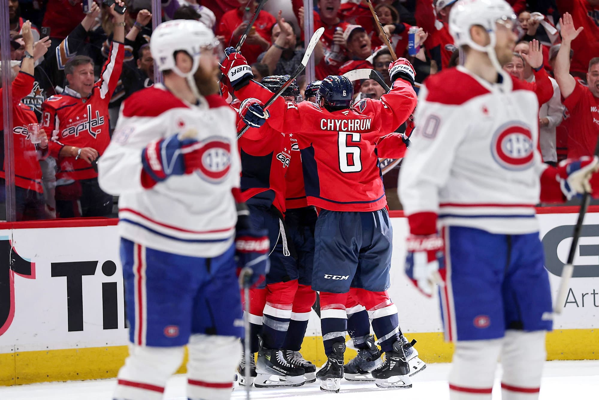 David Savard et Mike Matheson ne pouvaient que constater les dégâts alors que les joueurs des Capitals célébraient le but de Tom Wilson qui portait la marque à 3 à 0.