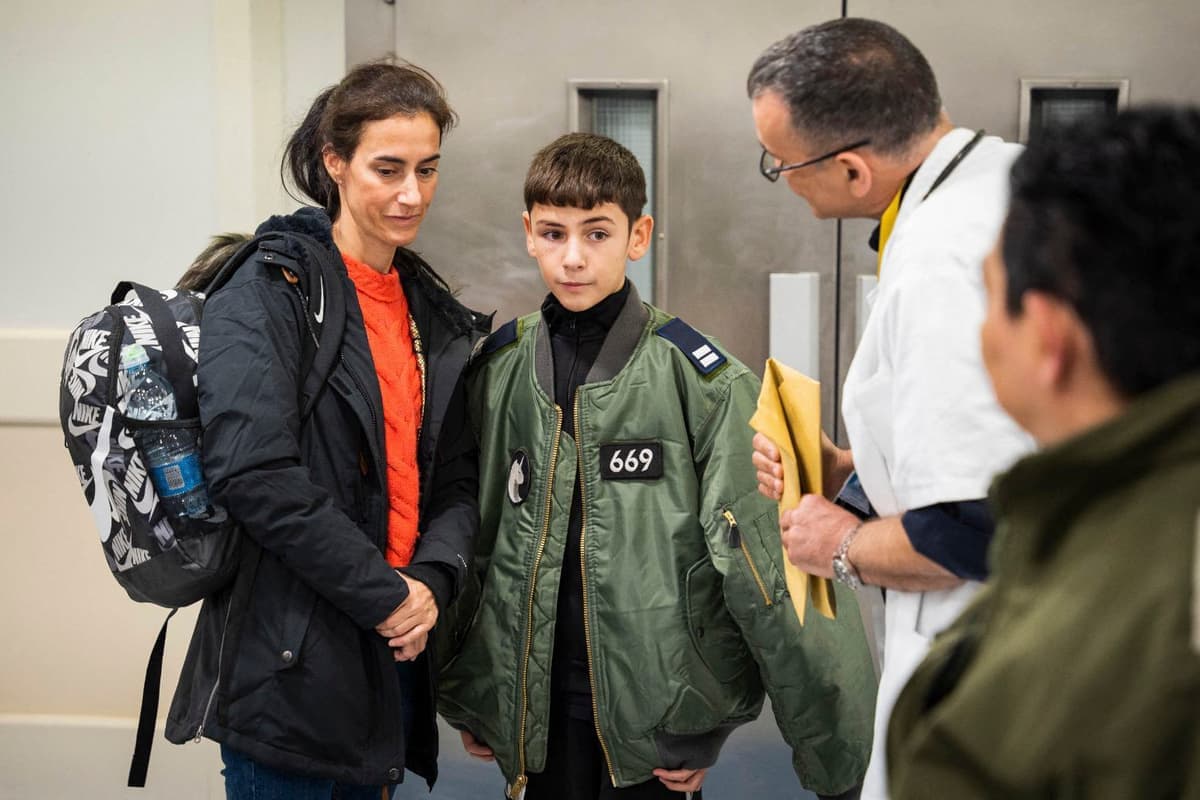 Eitan Yahalomi au centre, a retrouvé sa maman le 28 novembre dernier.