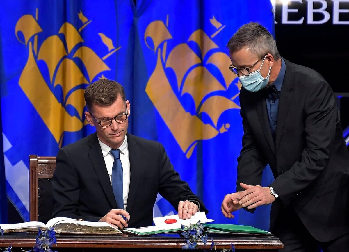 Bruno Marchand signant le livre d’or de la Ville devant le greffier Sylvain Ouellet. Le nouveau maire de Québec et les 21 autres élus du conseil municipal ont été officiellement assermentés aujourd'hui.