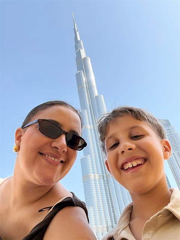 Faten Gasdallah, 42 ans, et son fils Zachary, 10 ans, durant leur voyage aux Émirats arabes unis avant que le conflit éclate. Les deux Québécois posent ici devant le célèbre gratte-ciel Burj Khalifa, à Dubaï.