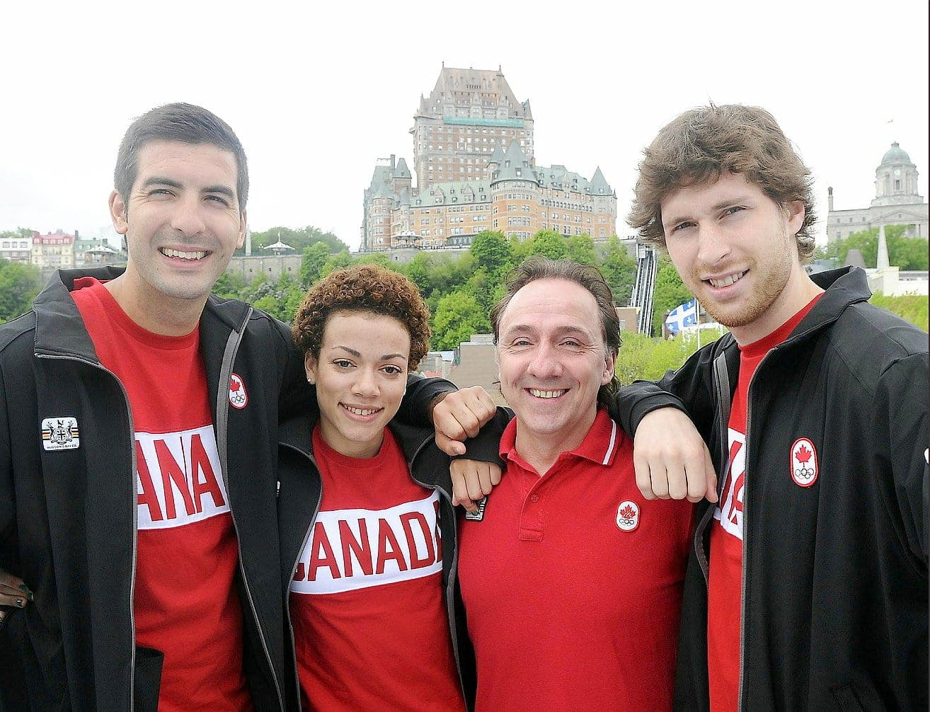 L'entraîneur Alain Bernier entouré de François Coulombe Fortier, Sébastien Michaud et Karine Sergerie en 2012.