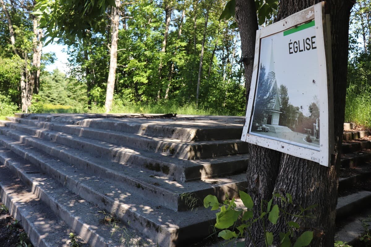 Le 4 mai 1971, un glissement de terrain majeur engouffrait une partie de la municipalité de Saint-Jean-Vianney, au Saguenay–Lac-Saint-Jean, et forçait la fermeture définitive de ce village de 1700 habitants. De l’église ne subsistent que les marches.