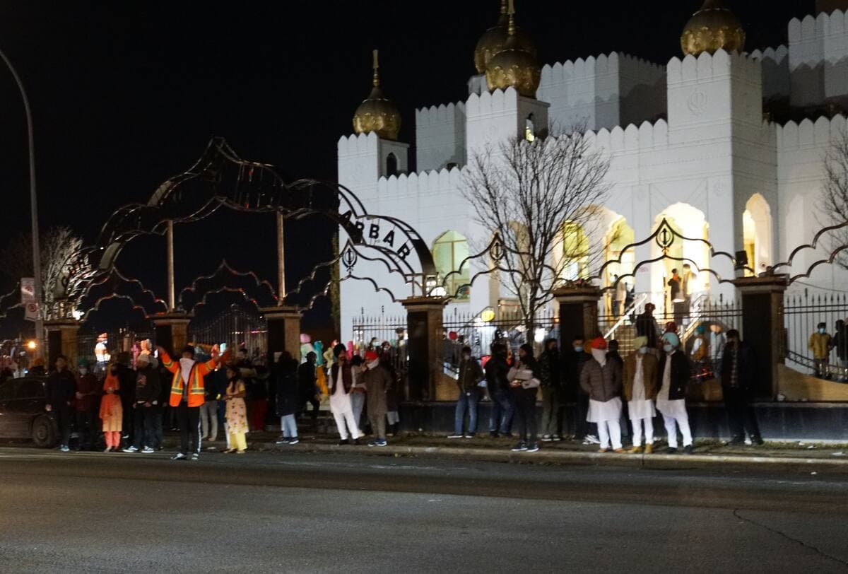Au moins une centaine de fidèles se sont attroupés hier devant un temple sikh de Montréal afin de célébrer le Diwali.