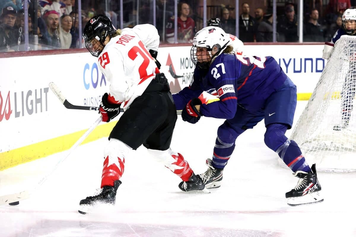 Marie-Philip Poulin tente de protéger la rondelle devant l’Américaine Taylor Heise lors d’un affrontement entre le Canada et les États-Unis, mercredi dernier, au Mullett Arena de Tempe, en Arizona.