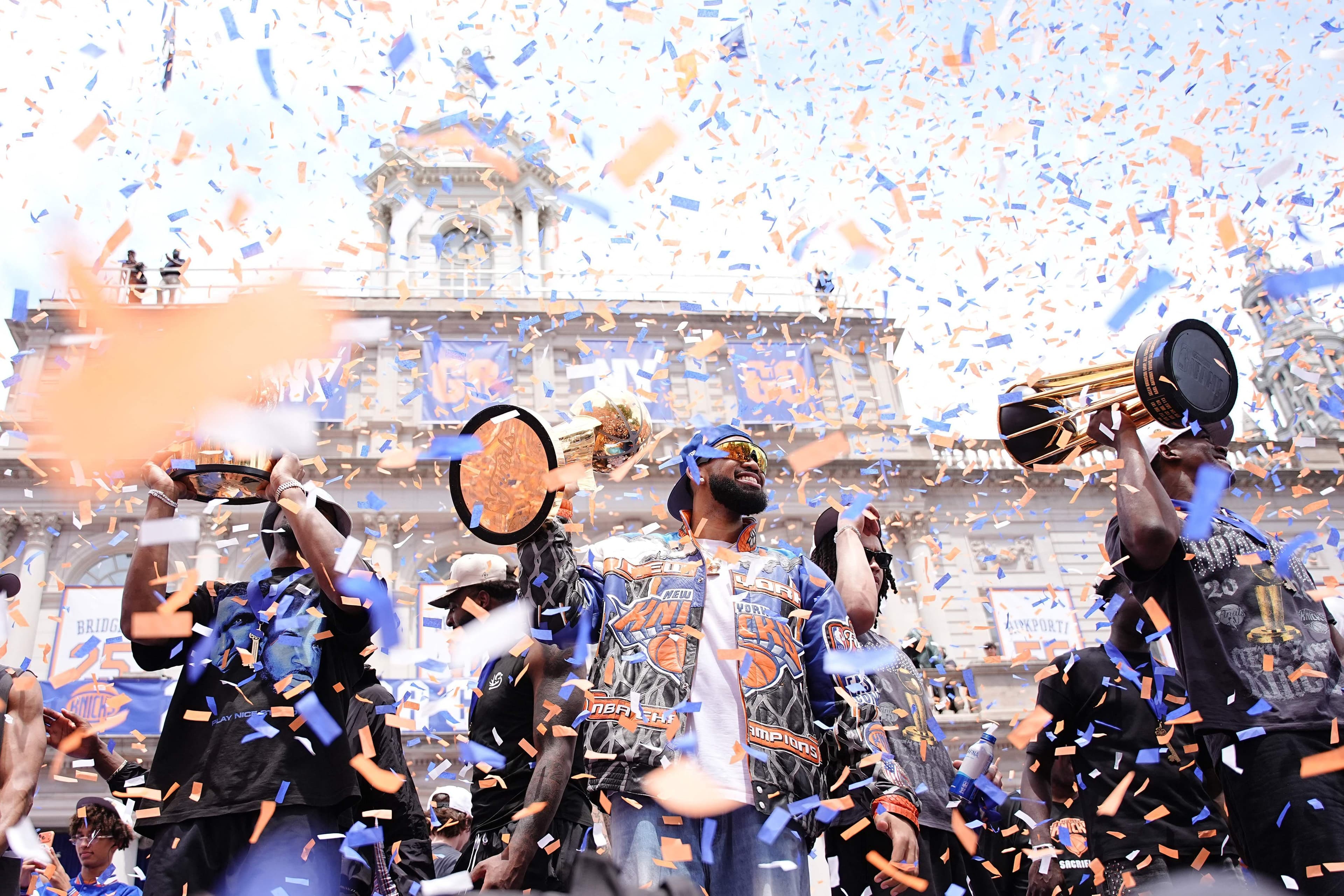 NEW YORK, NEW YORK – 18 JUIN : Karl-Anthony Towns (n° 32) des New York Knicks célèbre la victoire avec le trophée Larry O'Brien lors du défilé et du rassemblement organisés pour fêter le titre de champion NBA remporté le 18 juin 2026 à New York. Les Knicks de New York ont battu les Spurs de San Antonio en cinq matchs pour remporter leur premier titre NBA en 53 ans. (Photo : Angelina Katsanis / GETTY IMAGES NORTH AMERICA / Getty Images via AFP)