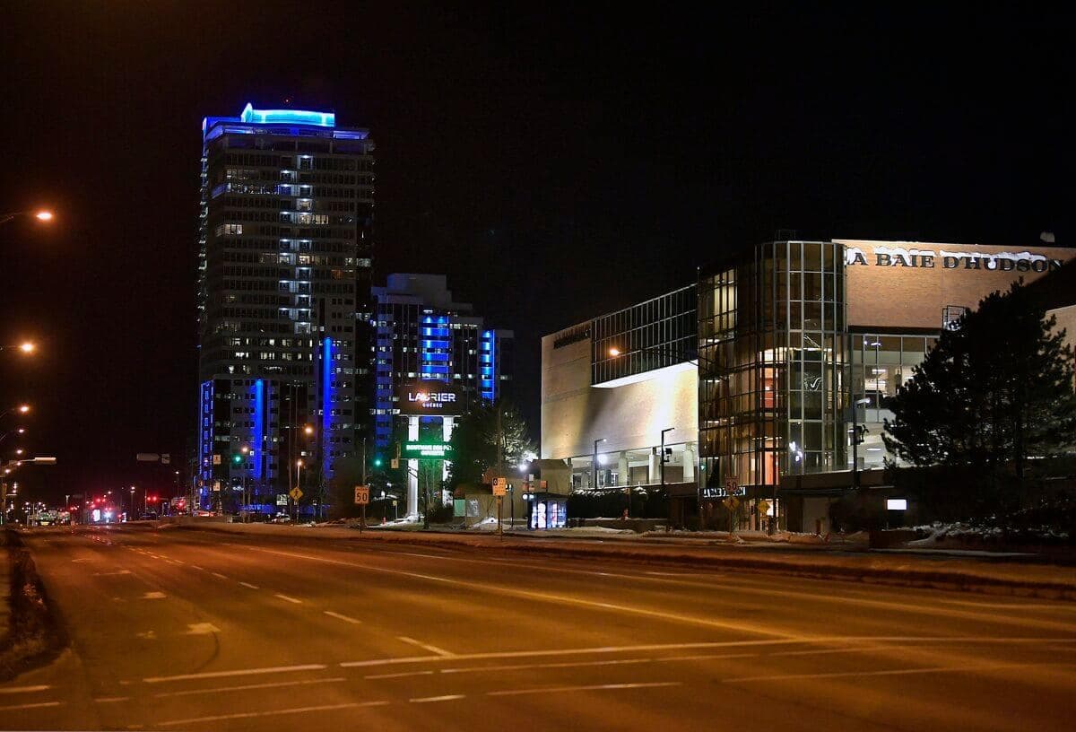 Le boulevard Laurier également désert.