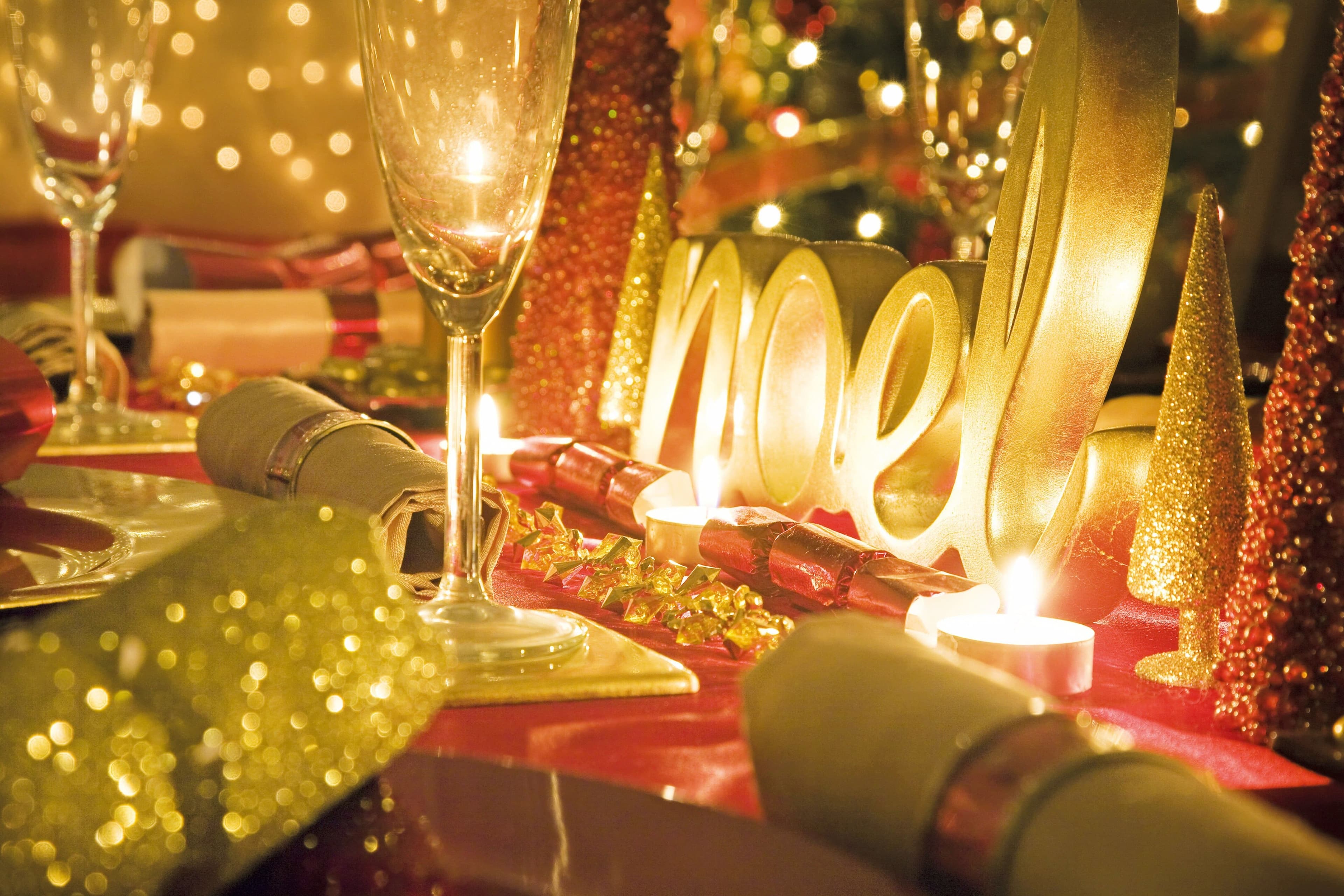 Une table décorée aux couleurs festives.