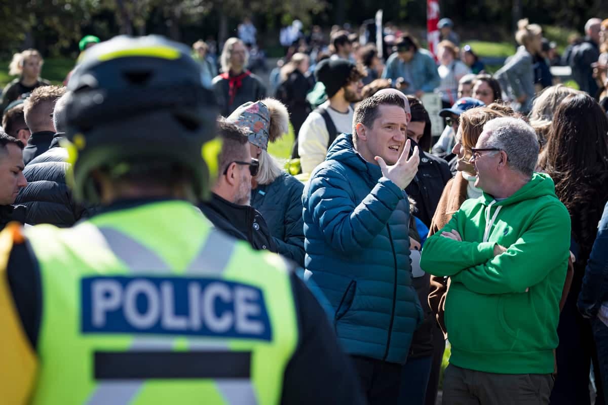 Quelques ministres de la CAQ, dont celui de l’Environnement, Benoit Charette, ont été bien mal accueillis à la manifestation et ont finalement quitté les lieux.