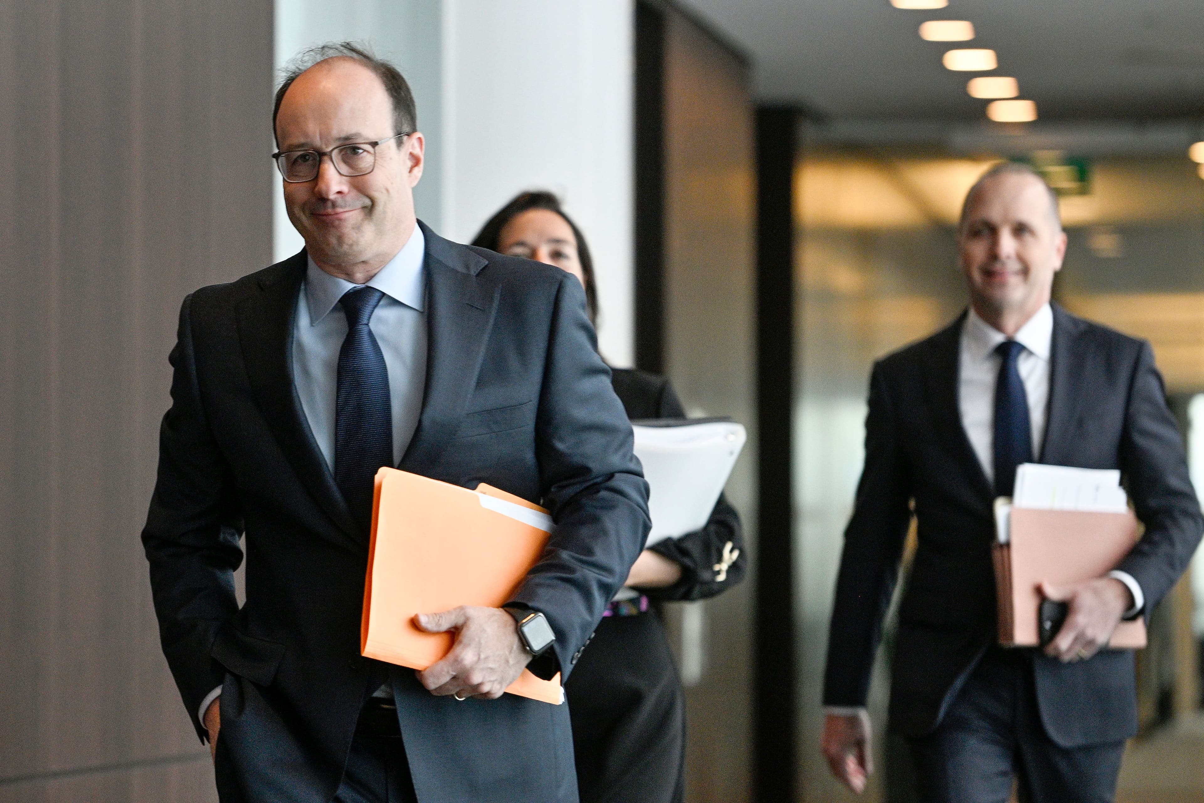 Charles Emond en compagnie de Kim Thomassin et de Vincent Delisle lors de la présentation des résultats 2024 de la Caisse de dépôt, en février.