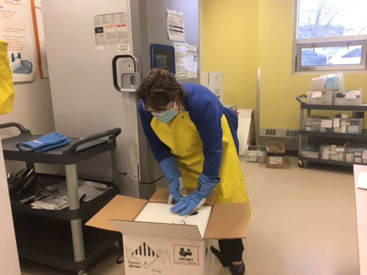 Du personnel de l’Institut universitaire de santé mentale de Québec (IUSMQ) manipule les doses du vaccin de Pfizer reçues le lundi 21 décembre.