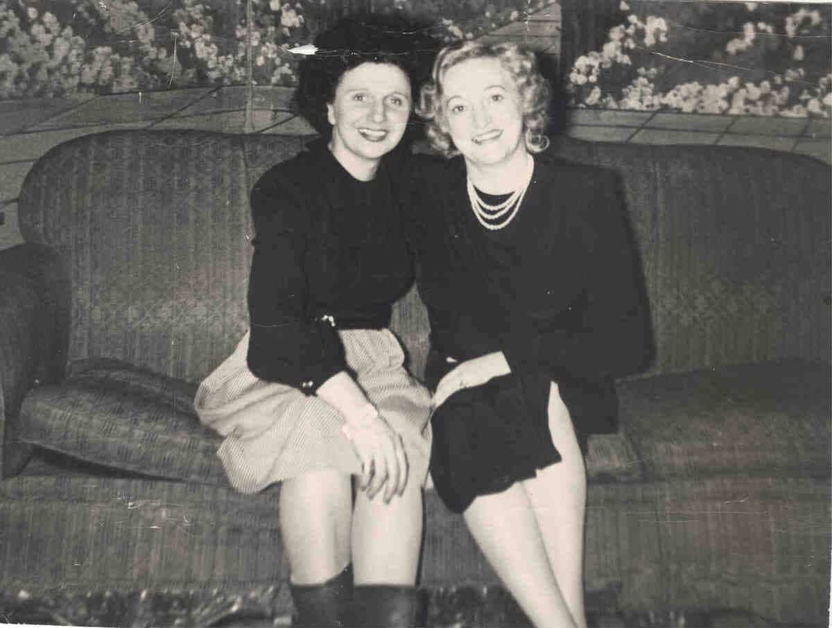 Rose «La Poune» Ouellette photographiée au Théâtre National, à Montréal, avec son amoureuse Gertrude Bellerive. On ignore la date. Leur histoire d'amour sera racontée dans le théâtre musical «La géante», à l'été 2024, à Joliette et à Victoriaville.