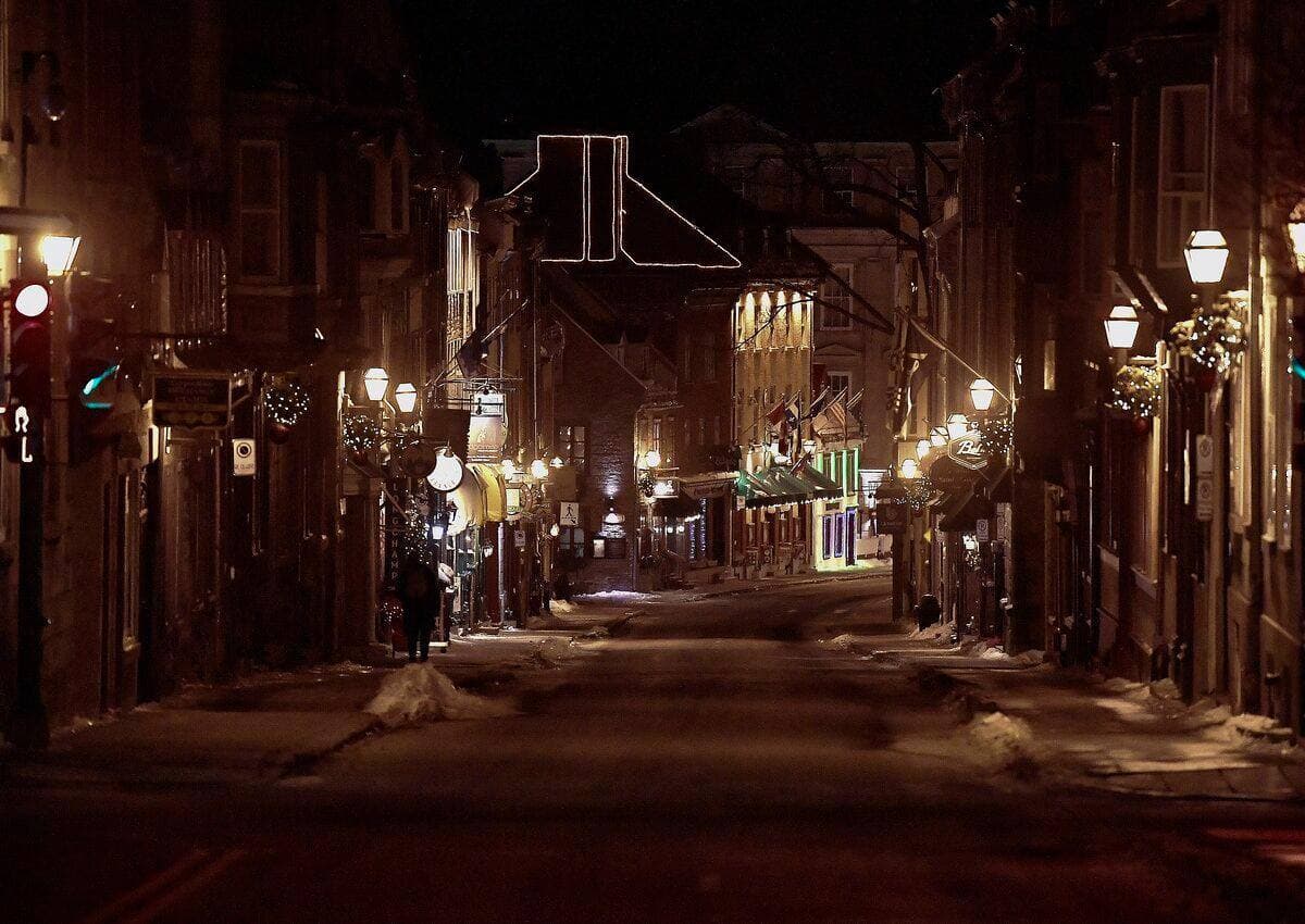 La rue Saint-Jean était vide.