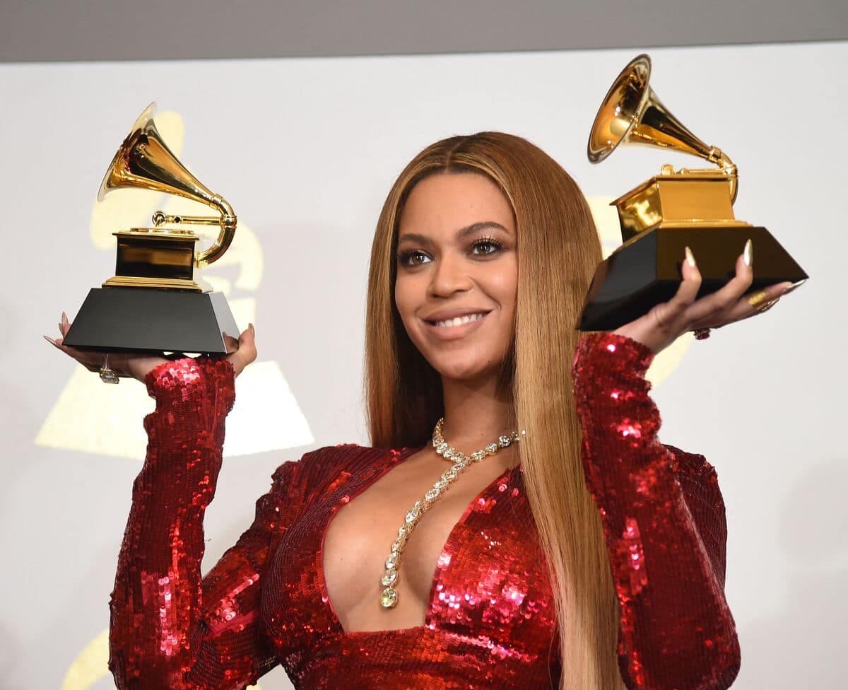 Beyoncé et ses trophées gagnés aux Grammy Awards de 2017