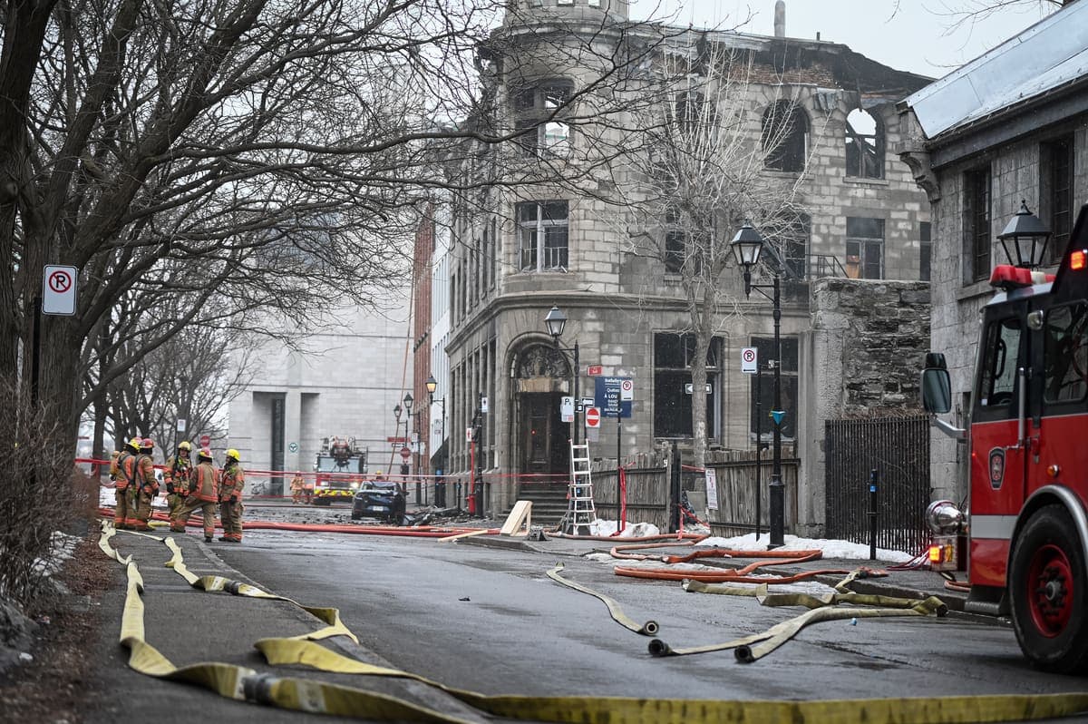L'immeuble qui comprenait des Airbnb illégaux et qui a été détruit par les flammes dans le Vieux-Montréal.