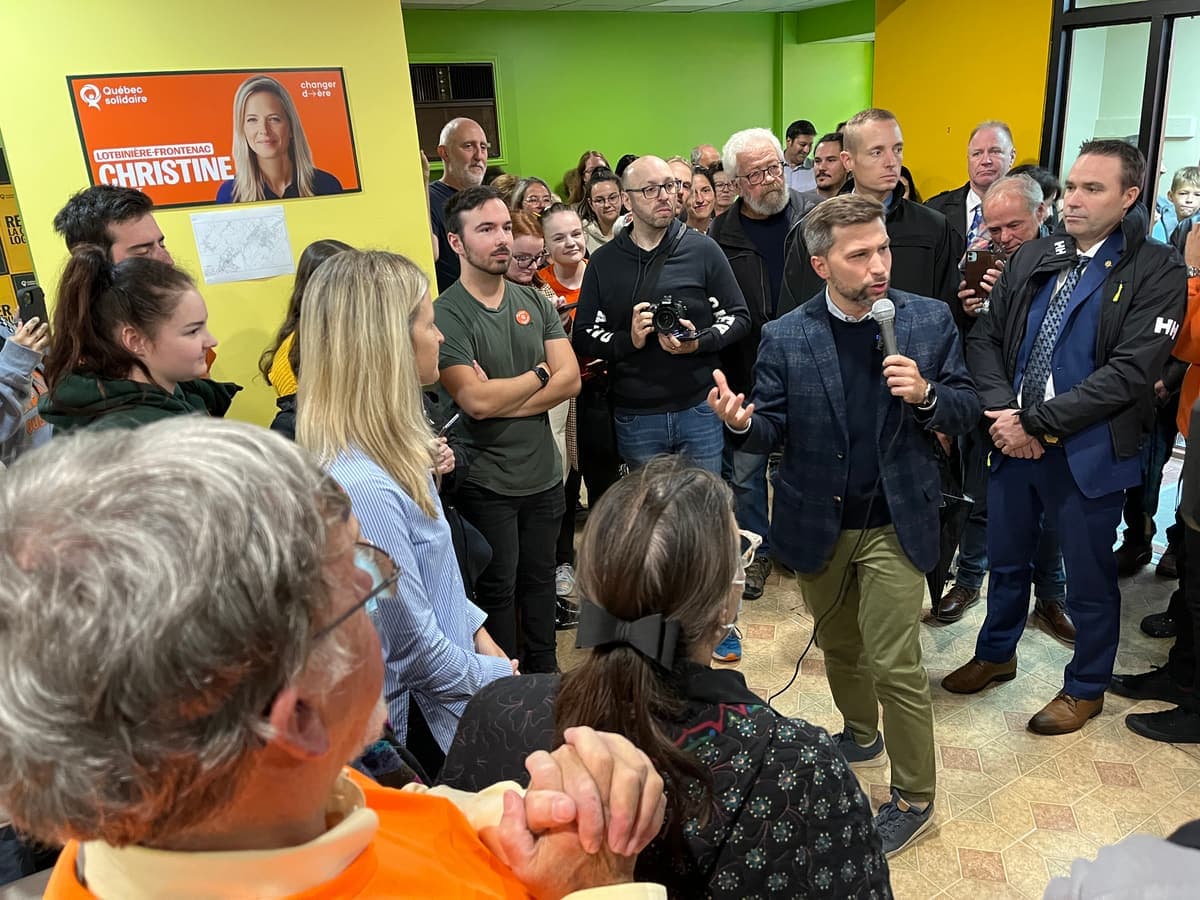Gabriel Nadeau-Dubois a été surpris par le nombre de militants qui l'attendaient au local électoral de sa candidate Christine Gilbert. «Il y a un buzz» autour de QS dans Lotbinière-Frontenac, a-t-il soutenu, en ajoutant que «le projet de Québec solidaire, il peut percer dans toutes les régions».
