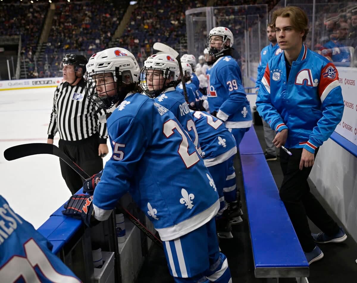 L’entraîneur adjoint des petits Nordiques, Xavier Sylvain, derrière le banc des siens dimanche face aux Islanders de New York au Centre Vidéotron.