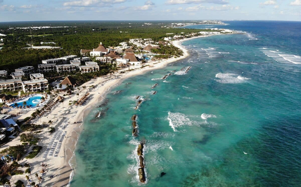 Une vue aérienne du Bahia Principe beach, à Tulum.