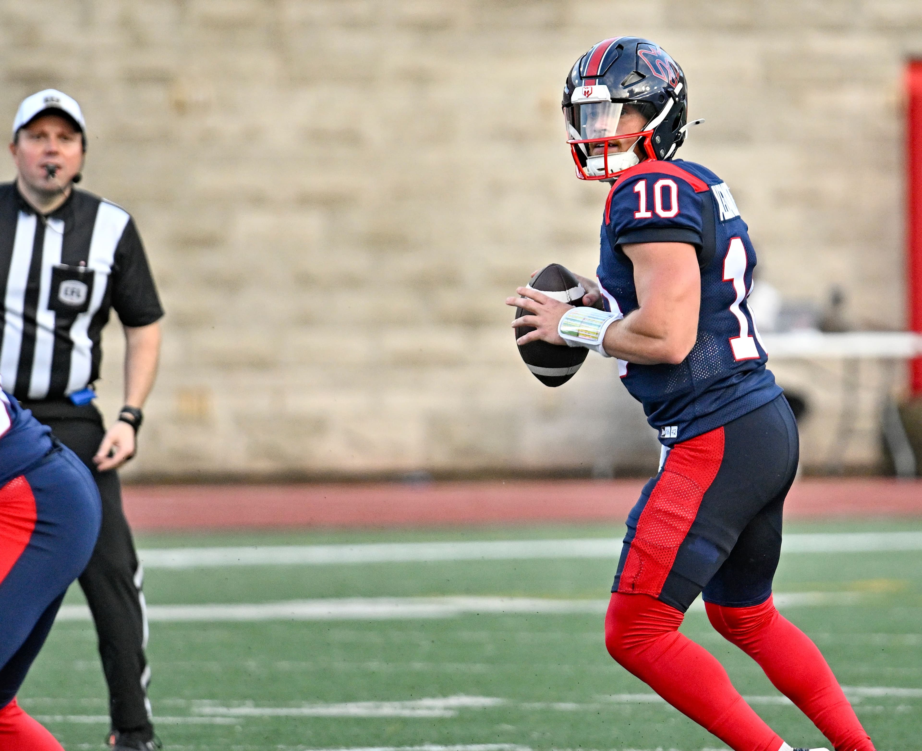 Davis Alexander, en action, durant le match d'ouverture à domicile entre les Alouettes et les Argonauts, le vendredi 12 juin 2026, au stade Percival-Molson.