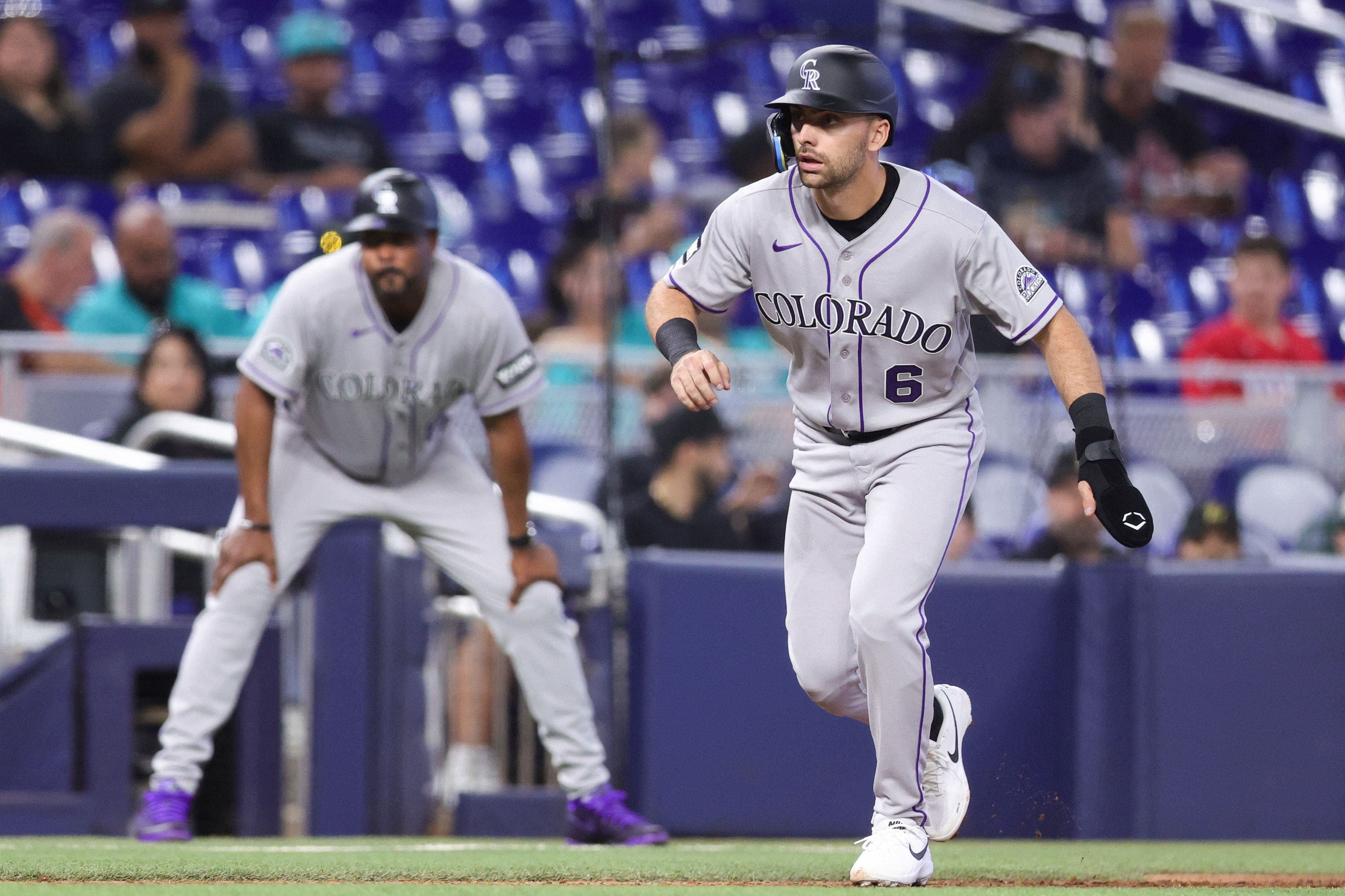 Édouard Julien, sur les sentiers, durant le match opposant les Rockies aux Marlins, le samedi 28 mars 2026, à Miami.