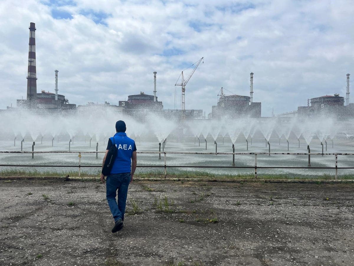 Un membre de l'Agence internationale de l'énergie atomique (AIEA) à la centrale nucléaire de Zaporijjia en juin 2023