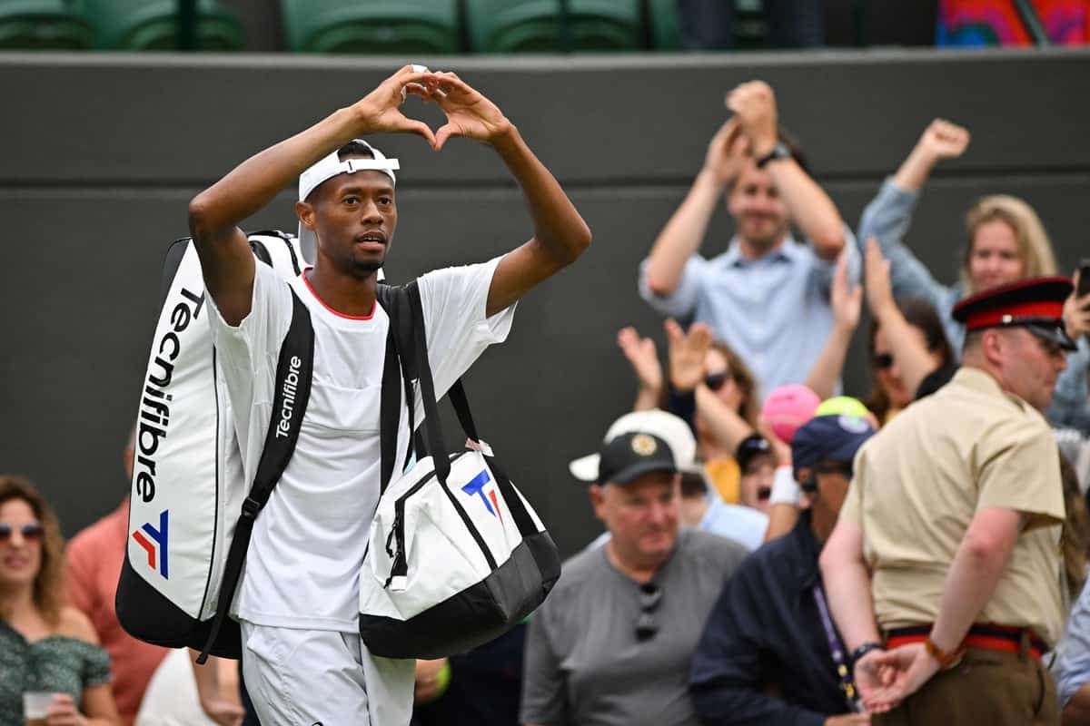 Christopher Eubanks a placé ses mains en forme de coeur pour répondre aux applaudissements de la foule, mercredi à Wimbledon, après avoir perdu devant Daniil Medvedev.