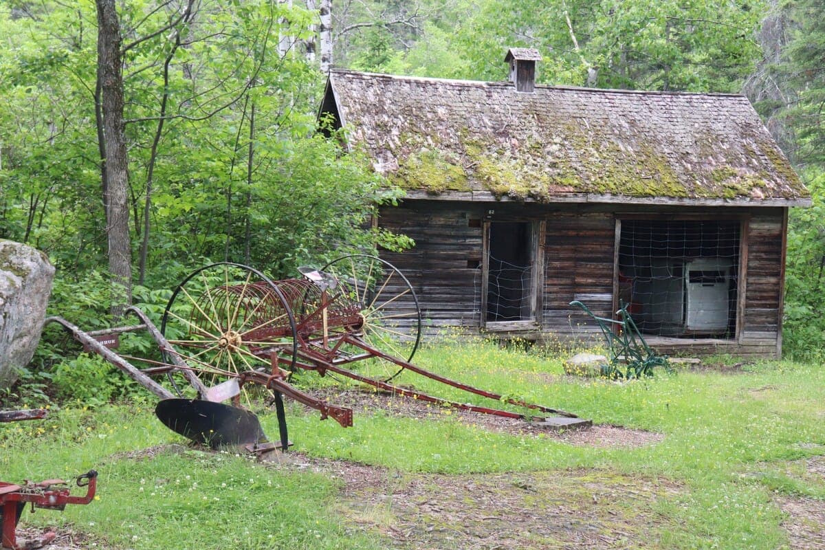Une quarantaine de bâtiments d’origine sont à voir à Val-Jalbert. Plusieurs d’entre eux sont ouverts au public.
