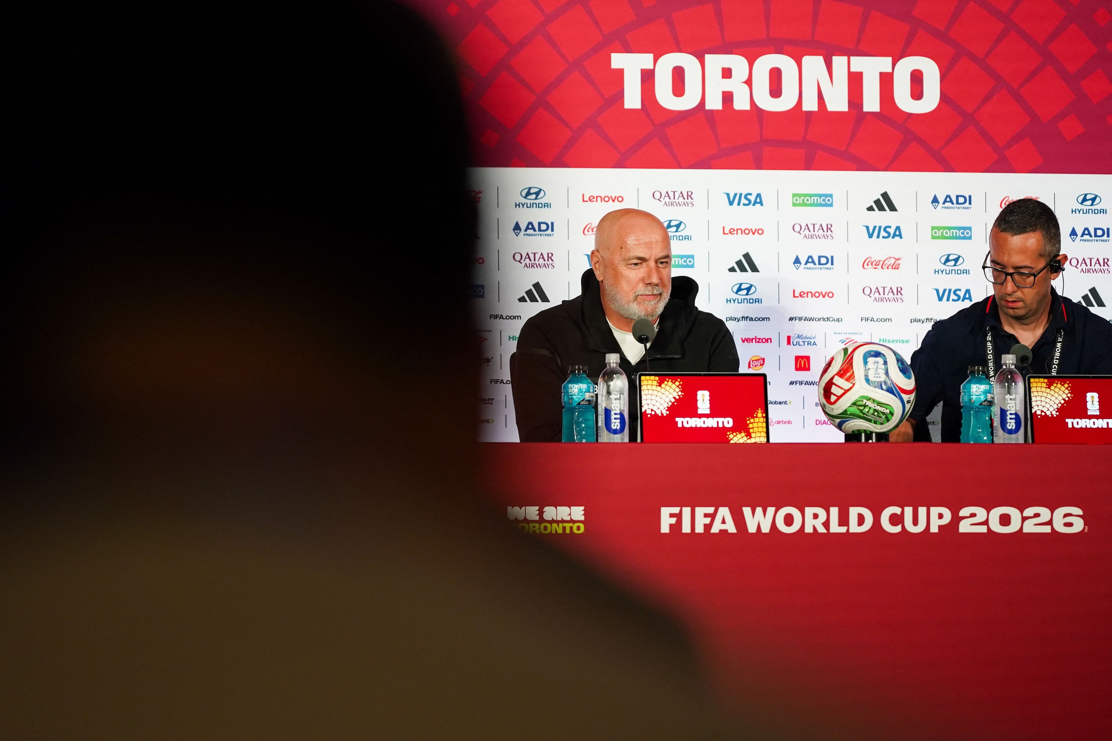Sergej Barbarez (au centre), le sélectionneur de la Bosnie-Herzégovine, en conférence de presse jeudi à Toronto, à la veille du match de la Coupe du monde contre le Canada.