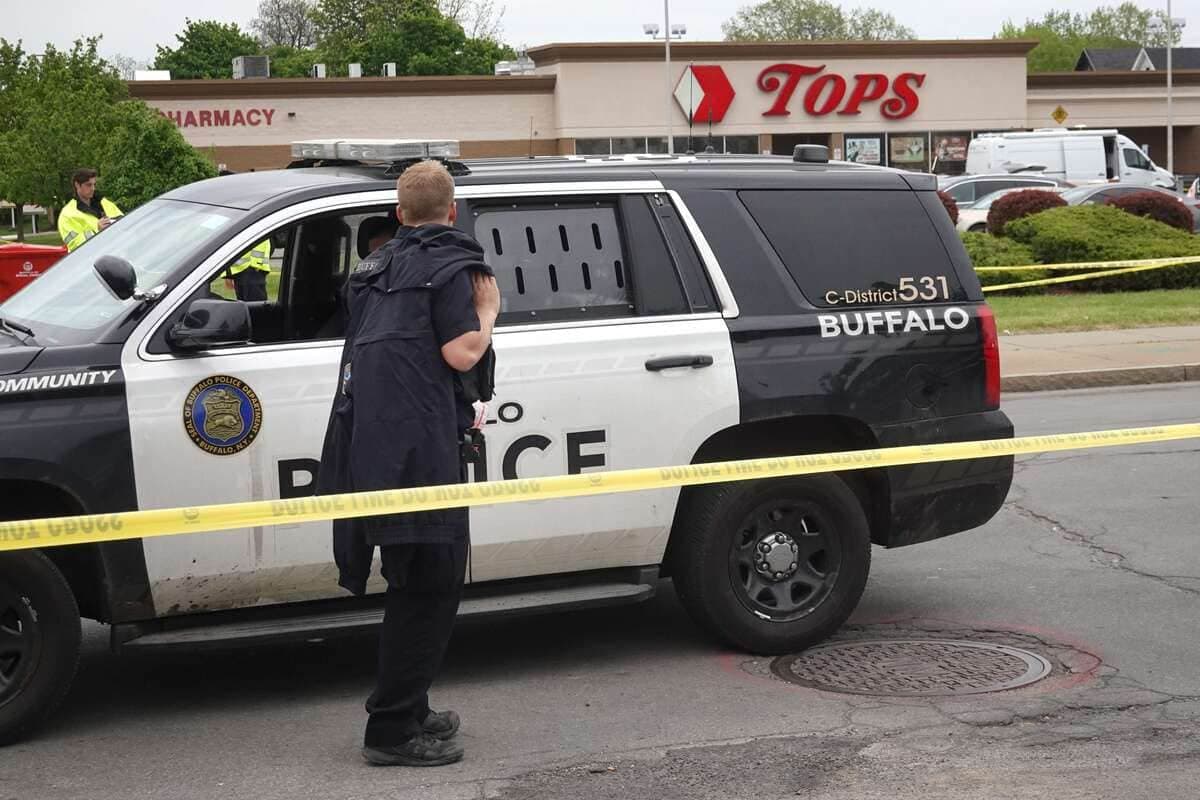 Un véhicule de police devant le lieu de l'attentat, à Buffalo.
