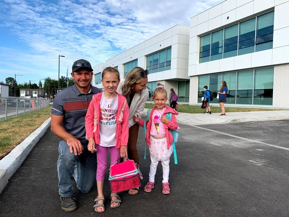 Frédéric Tremblay et Isabelle Dugal, en compagnie de leurs deux filles Amélia et Justine, lors de leur première journée de classe à l’école de l’Étoile-du-Nord, à Québec.