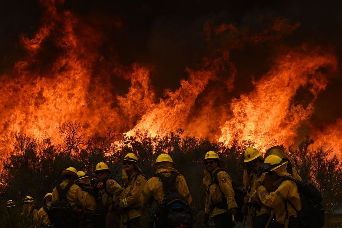Des pompiers combattant un feu de forêt en Californie plus tôt cette année.