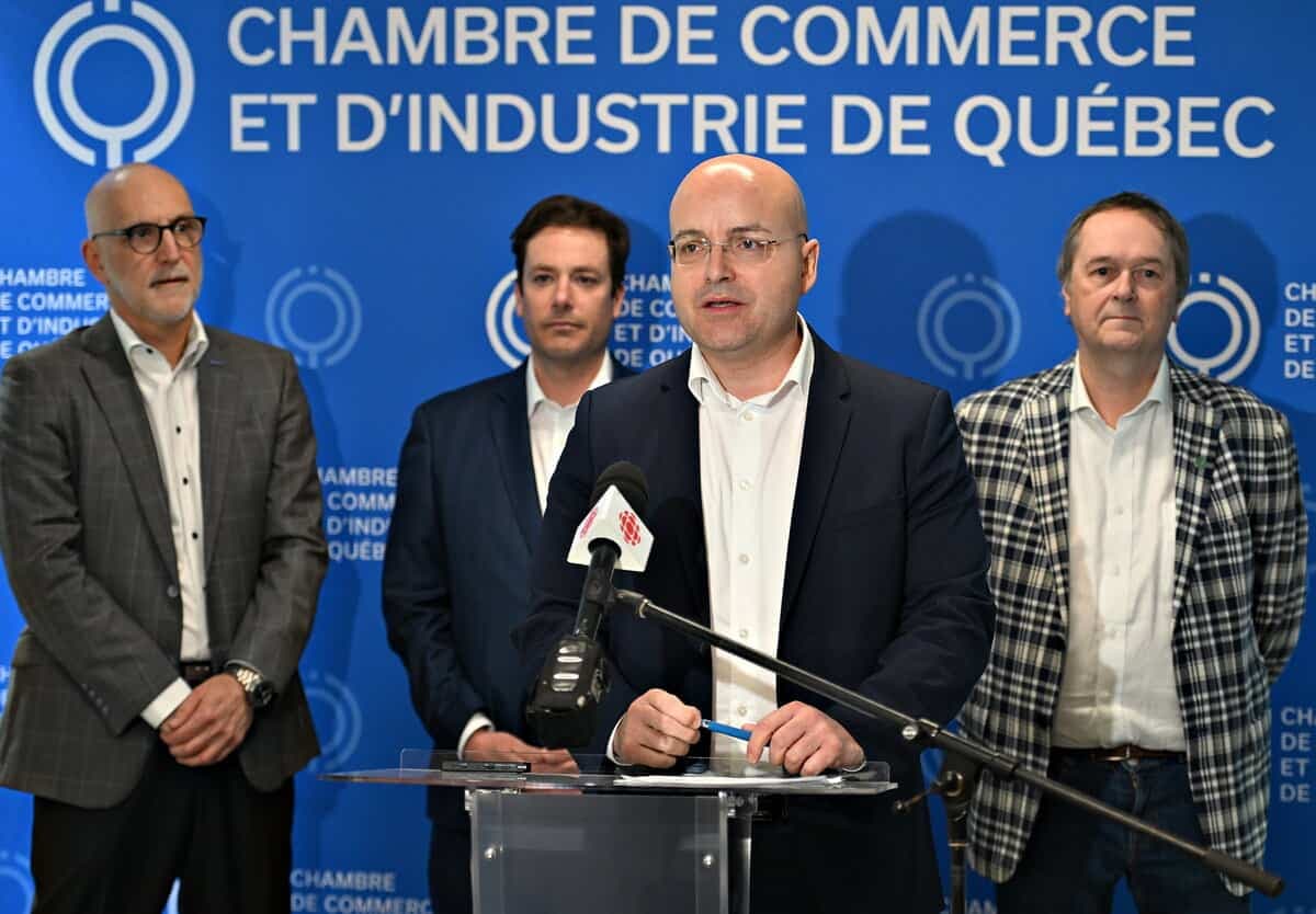 Des membres de la communauté d’affaires, avec à leur tête Frédérik Boisvert (ci-haut au premier plan), président de la Chambre de commerce et d’industrie de Québec, réclament un ministre pour la région de la Capitale-Nationale. Il en a fait l’annonce mercredi en présence des dirigeants Alain Chandonnet, de l’Institut national d’optique, Alupa Clarke, de l’Association des hôteliers de la région de Québec, et Carl Viel, de Québec International.