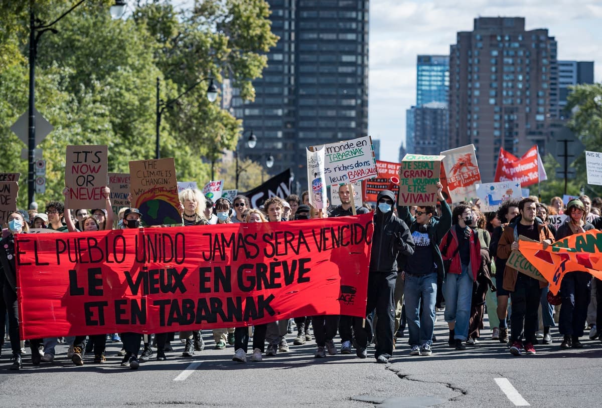 Des milliers de personnes ont marché au centre-ville de Montréal lors de la marche mondiale pour le climat le vendredi 23 septembre 2022.