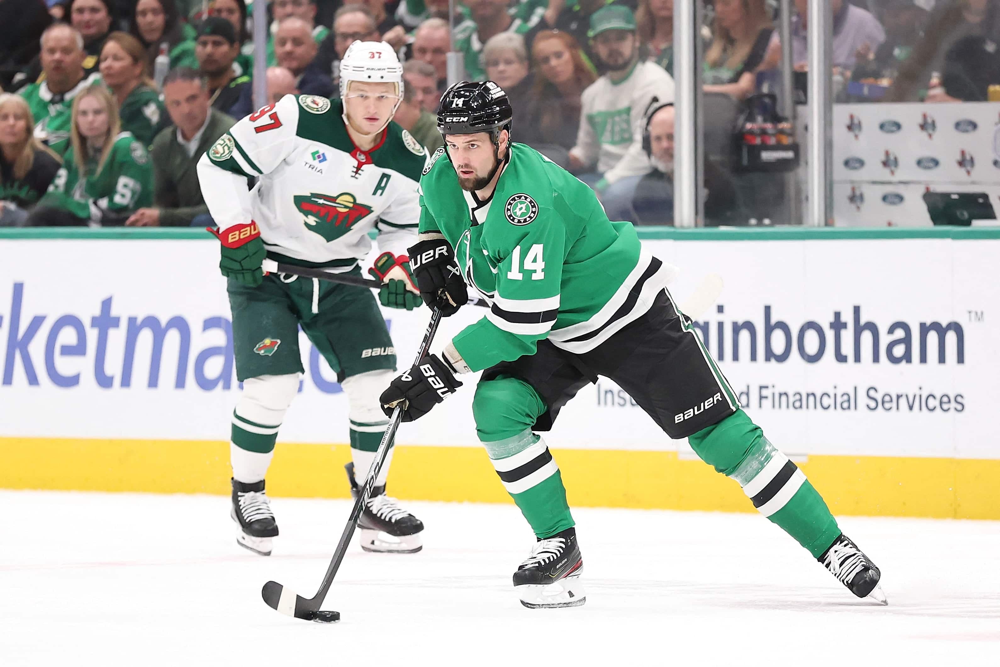 L'attaquant des Stars Jamie Benn contrôle la rondelle sous le regard de Kirill Kaprizov, du Wild du Minnesota, dans un match disputé le 9 avril 2026, à Dallas.