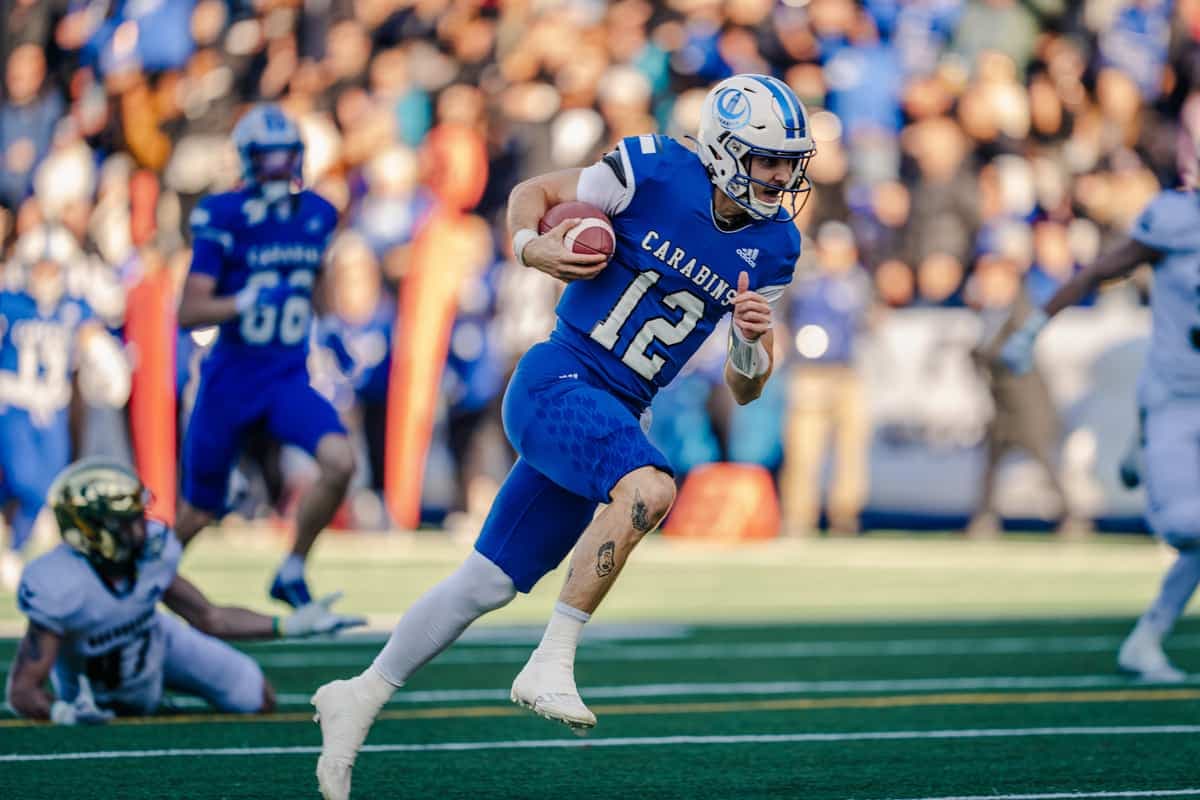 Le quart-arrière des Carabins de l’Université de Montréal, Jonathan Sénécal, en action lors du match du 4 novembre 2023.
PHOTO FOURNIE PAR LES CARABINS DE L’UNIVERSITÉ DE MONTRÉAL.
